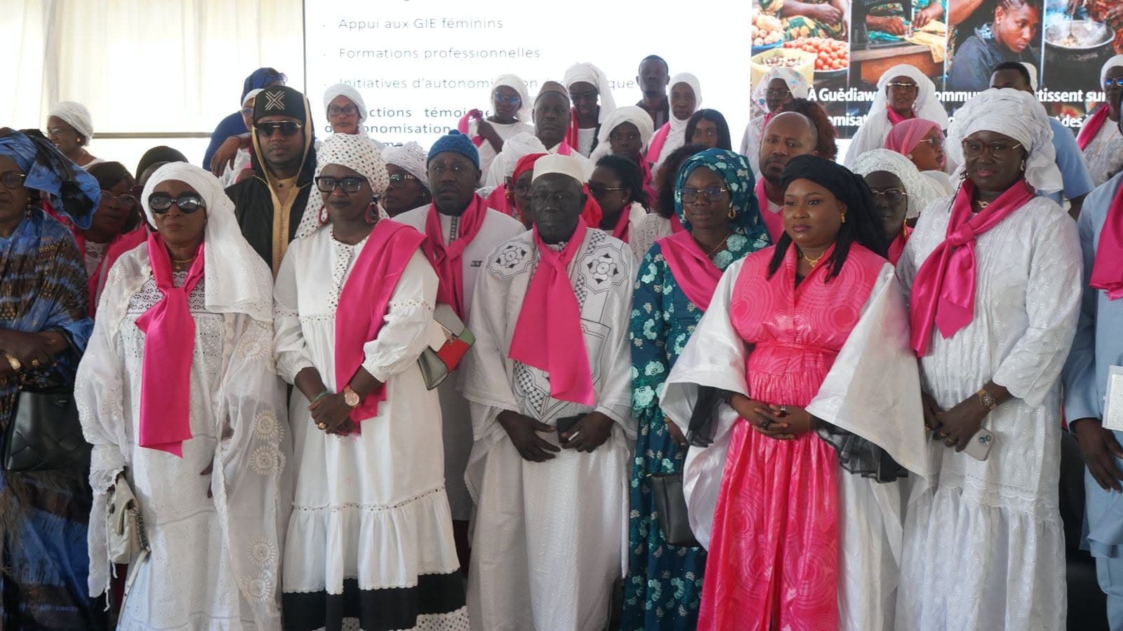 Rassemblement de femmes et de filles lors d'une activité communautaire de J-GEN Sénégal