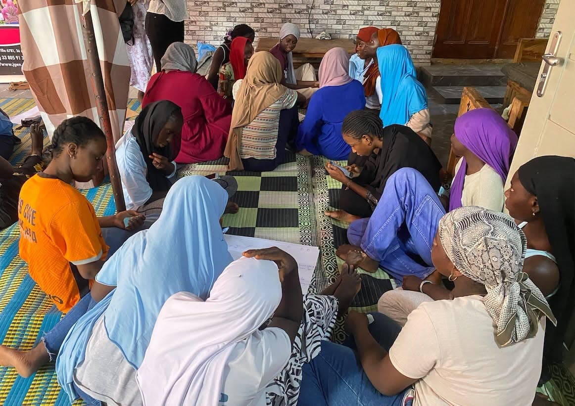 Travaux de groupe lors d'un cercle de sororité du projet JVSSR à Yoff