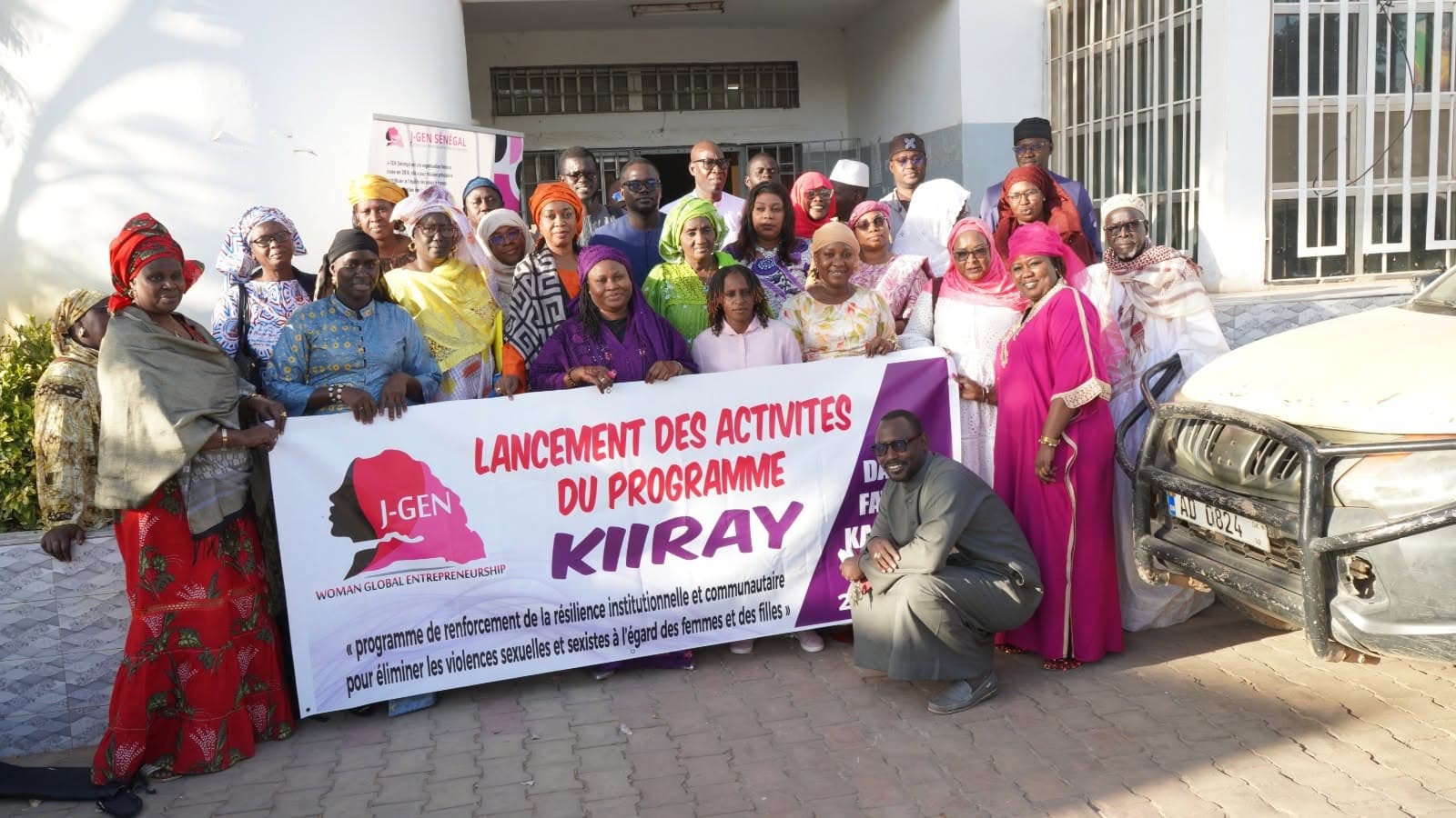Lancement officiel du programme KIIRAY, réunissant élus, acteurs communautaires et populations autour de la banderole du programme