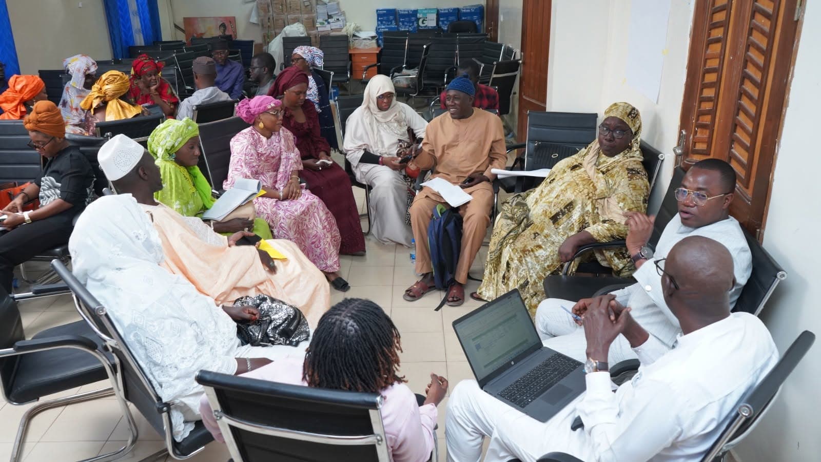 Séance de travail participative réunissant acteurs communautaires et institutionnels dans le cadre du programme KIIRAY