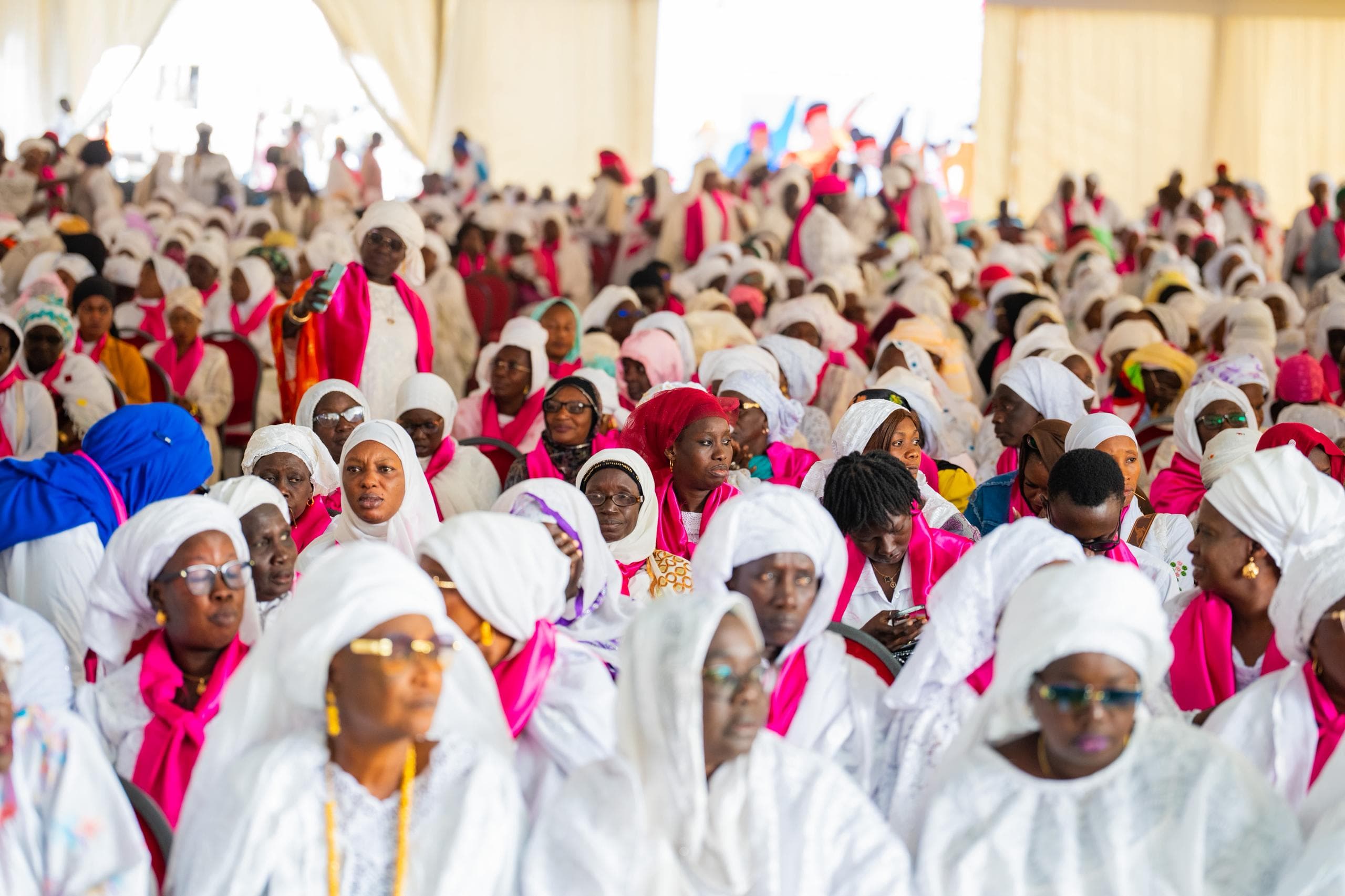 Femme sénégalaise levant le poing pour ses droits